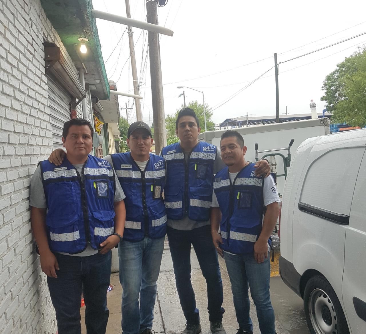 Personal de 247 Vending en visita tecnica 1